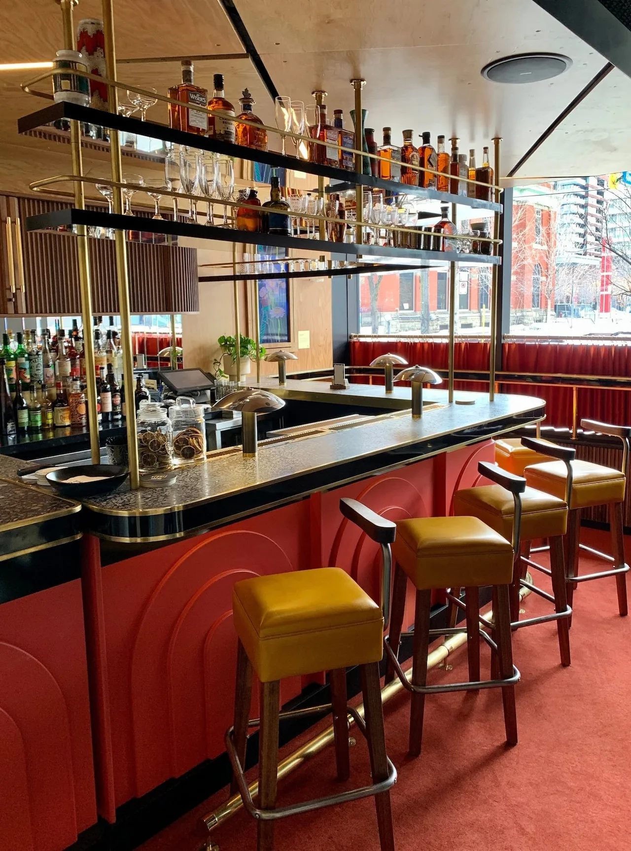 Quán bar ấn tượng tại Toronto, Canada - Lobby Bar, Drake Hotel