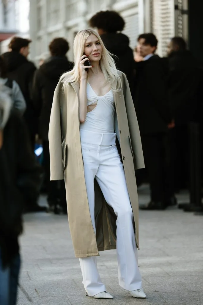 Sự pha trộn hoàn hảo giữa công sở và street style: măng tô dáng suông cùng quần tây và giày gót nhọn.