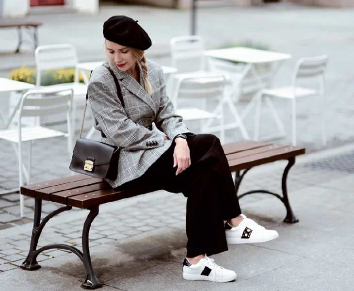 Mũ beret và tất lưới - Sự trở lại hoàn hảo Mũ beret và tất lưới - Sự trở lại hoàn hảo