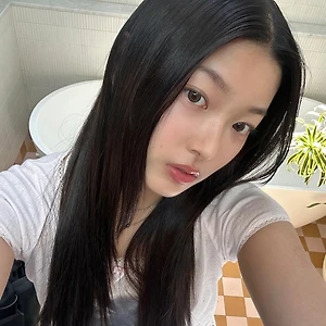 cô gái selfie với làn da căng bóng