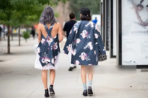Diện áo khoác hoa oversize cá tính