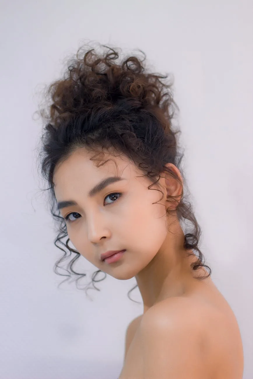 Cách trang điểm-Cô gái tóc xoăn. Cách trang điểm-Cô gái tóc xoăn.