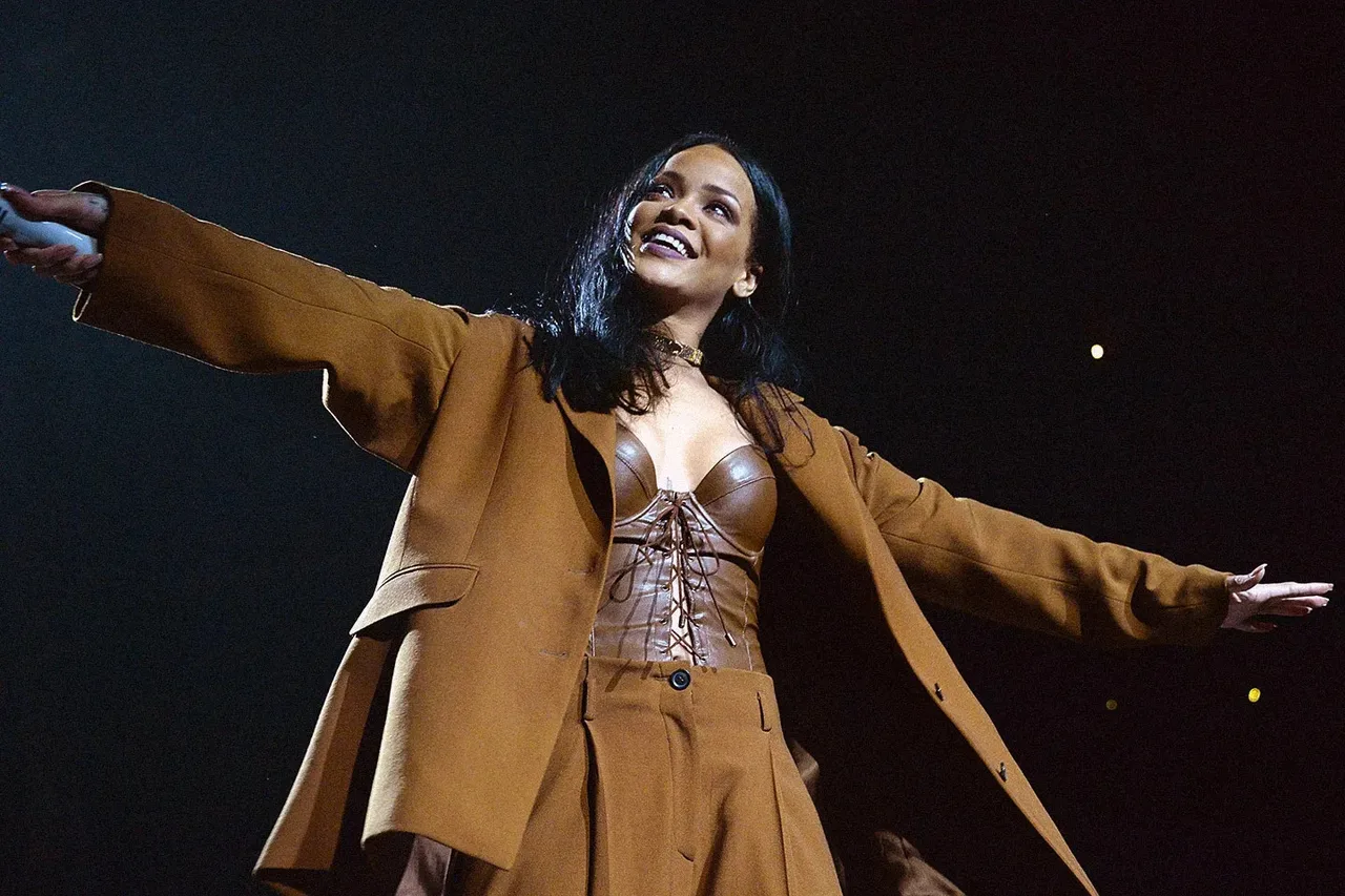rihanna mặc đồ ton-sur-ton