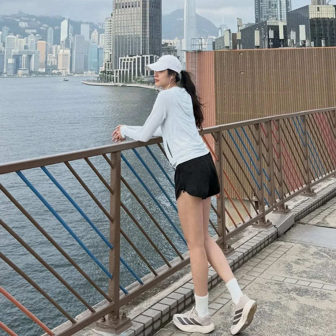 cô gái đi bộ đường dài