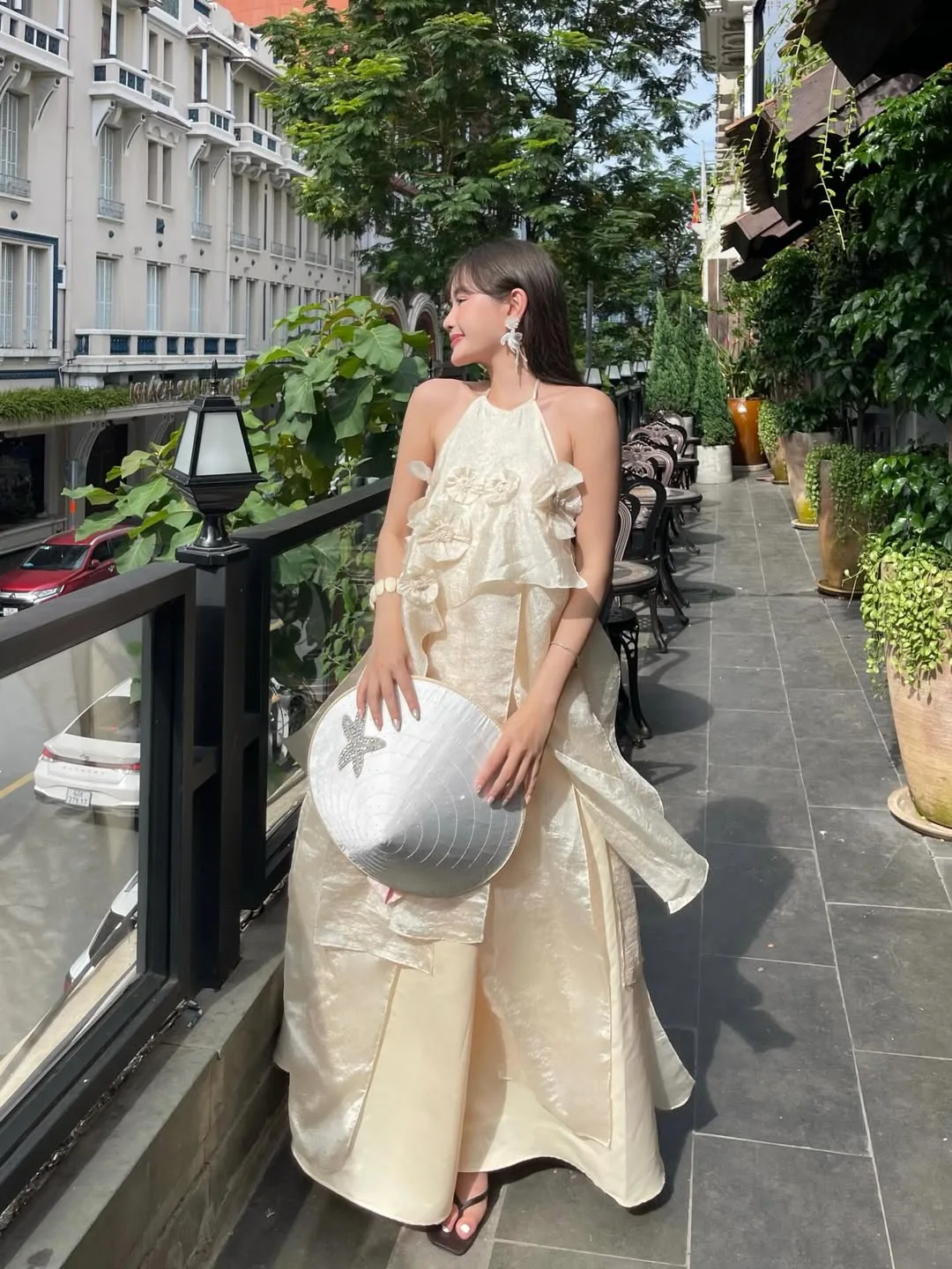 Chân váy lụa dài chấm gót màu vàng pastel ngọt ngào cùng với đường cắt tối giản nhưng đầy sức quyến rũ cho ngày đầu năm.
