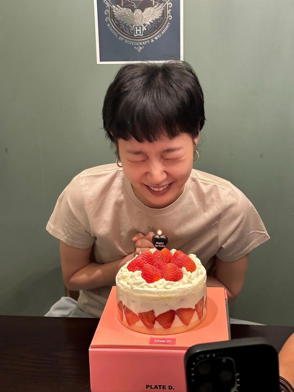 Phụ kiện khuyên tai cân mọi phong cách của Kim Go Eun