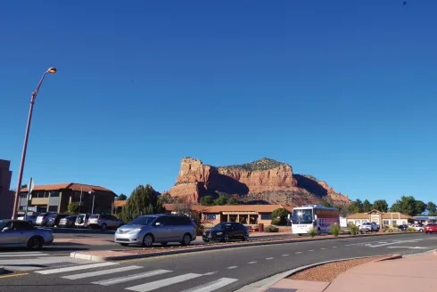 Sedona là một trong những vùng đất chịu ảnh hưởng của vortex – hiện tượng không khí xoáy. Hiện tượng này đã “gọt tròn” nhiều ngọn núi, khiến nhiều thân cây ở đây trở nên vặn xoắn, đồng thời biến Sedona trở thành một vùng đất tâm linh.
