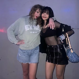 Lisa (BLACKPINK), Katy Perry và dàn sao đình đám mặc gì tại “The Eras Tour”?