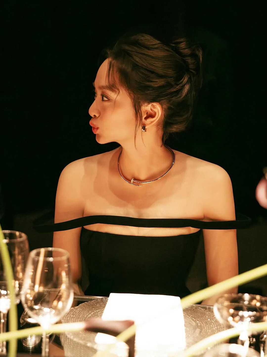 kaitynguyen diện váy đen