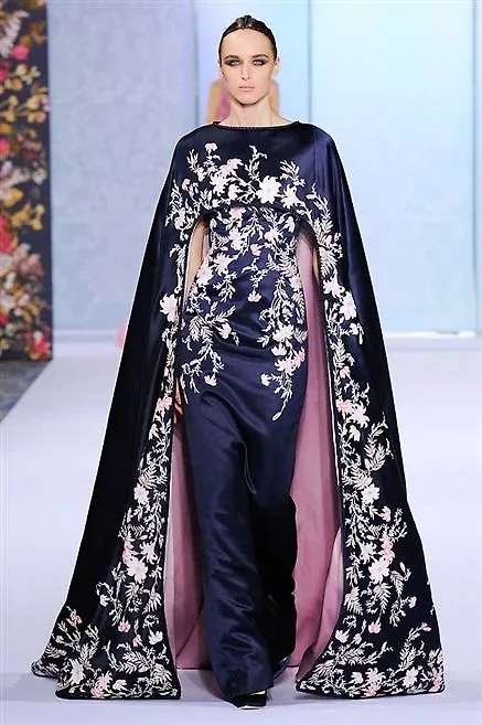 Thiết kế áo cape được thêu lộng lẫy từ Ralph & Russo