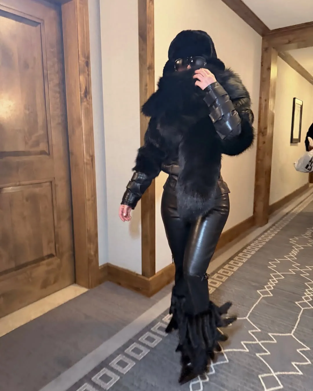 Cận cảnh trang phục ấm áp "không kẽ hở" của Kim Kardashian trên trang cá nhân.