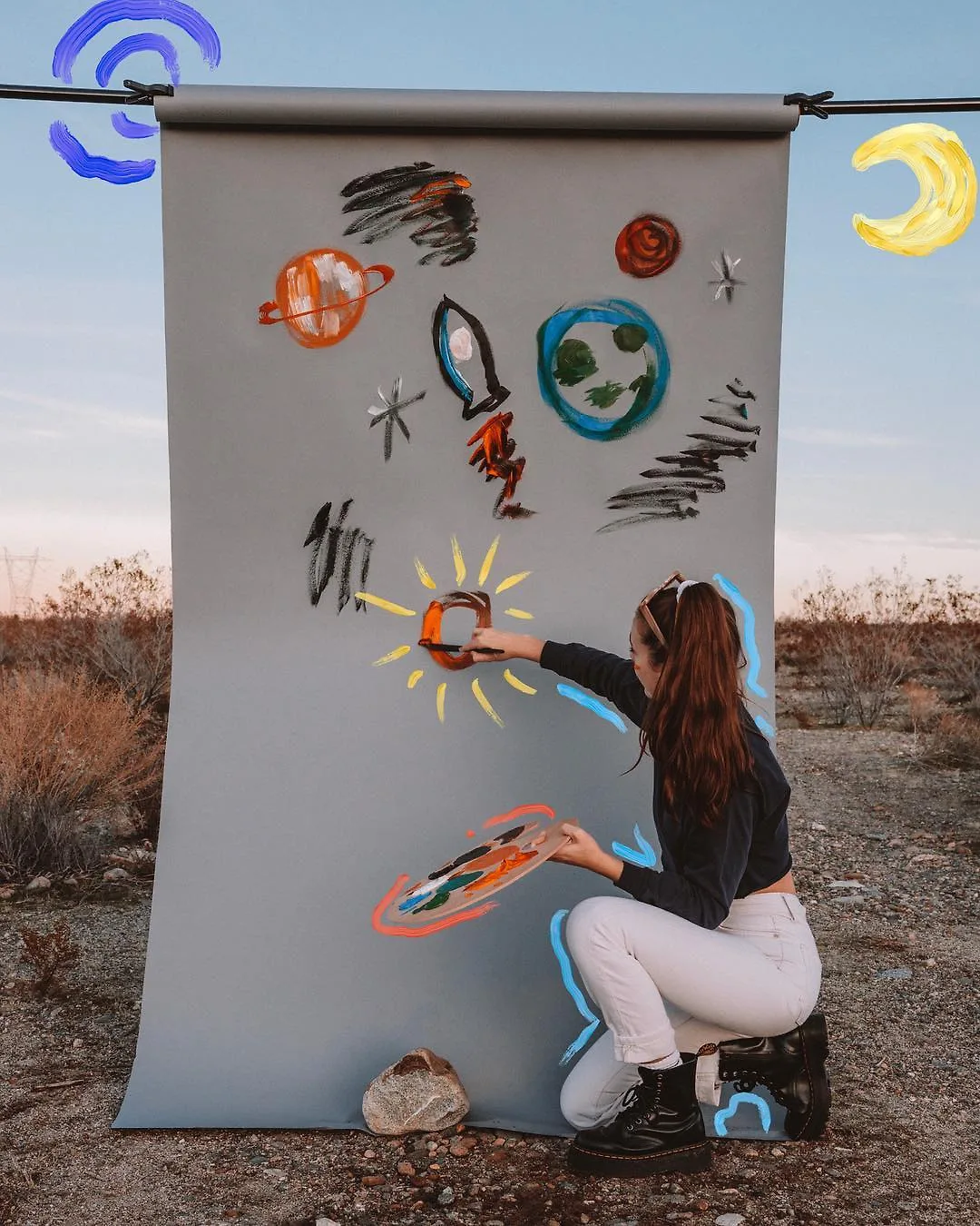 artsy aesthetic cô gái vẽ tranh giữa đồng