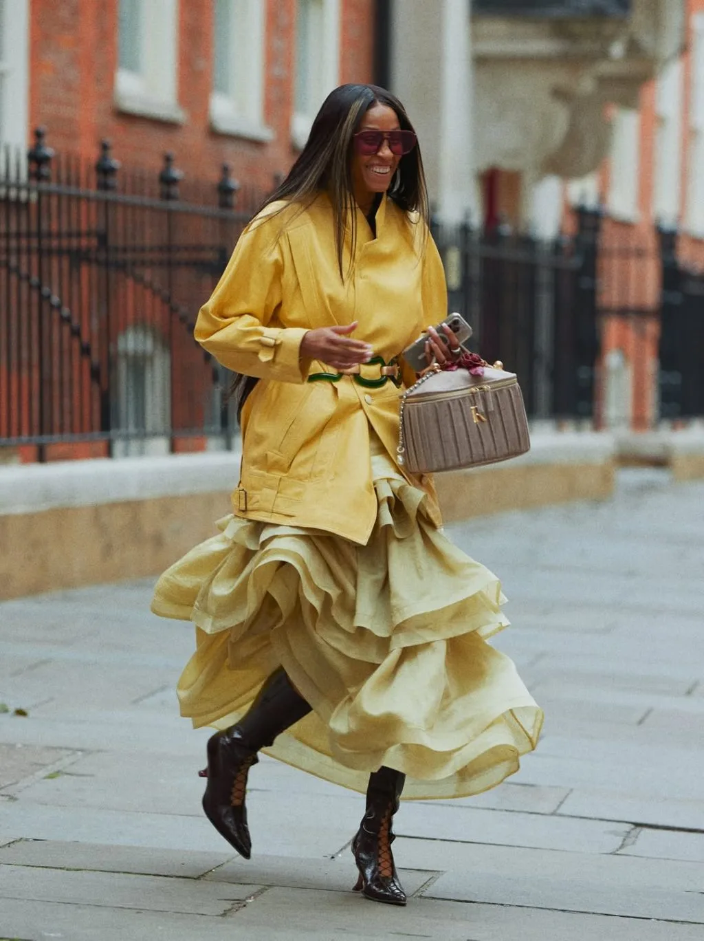 Bộ outfit vàng camel từ đầu đến chân mang lại vẻ sang trọng, hiện đại không cần gắng gượng.