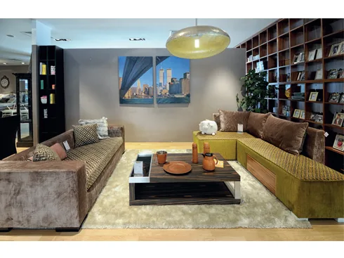 Bộ sofa kiểu dáng hiện đại, trẻ trung tạo nên cá tính riêng. Thêm những chiếc bàn với chất liệu mộc không qua xử lý và đôn ngồi với kiểu dáng và màu sắc hoàn toàn khác biệt, phòng khách của ngôi nhà càng thêm lạ mắt.