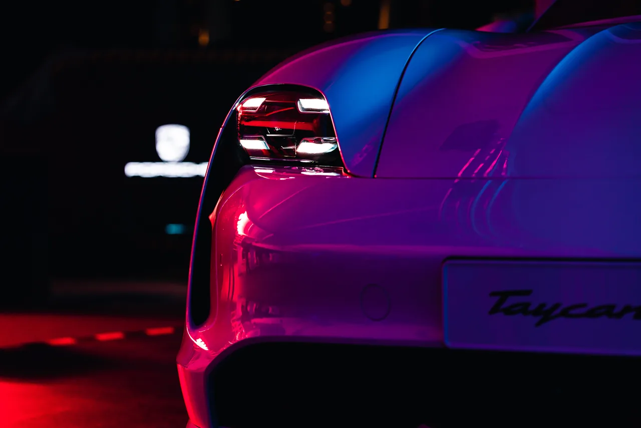 thương hiệu Porschs thiết kế sau xe thương hiệu Porschs thiết kế sau xe