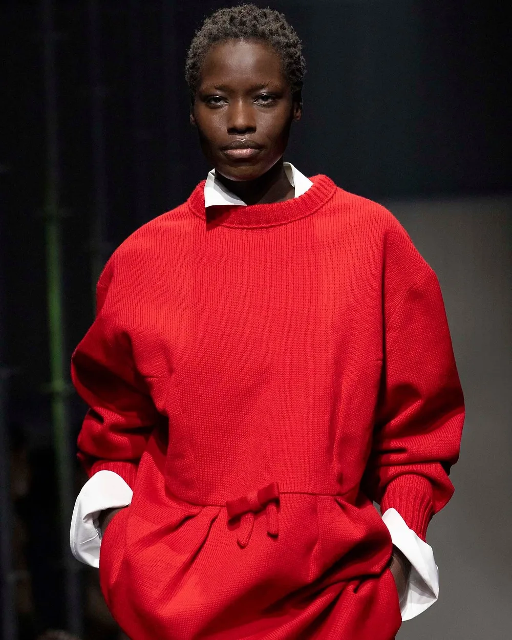 Prada Thu-Đông 2025 áo len đỏ