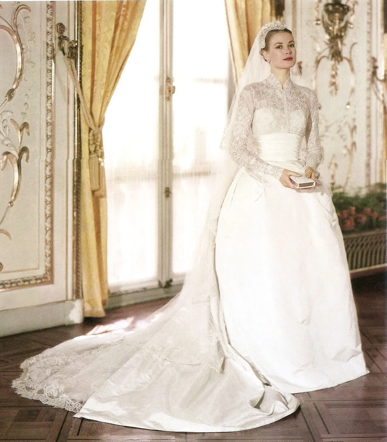 cô dâu Grace Kelly