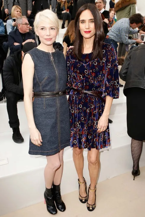 Michelle Williams (trái) chọn đầm denim ngắn chữ A cùng thắt lưng ngang eo. Trong khi, Jennifer Connelly nữ tính với đầm nhung in hoa văn