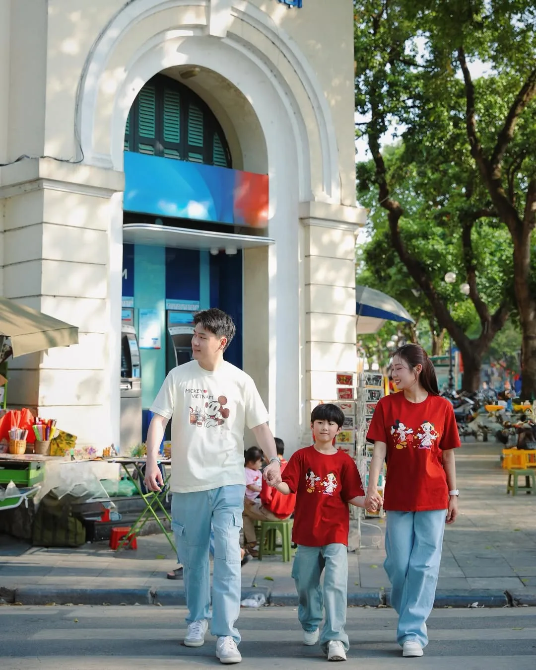 Áo thun cotton in hình hoạt họa đáng yêu giúp cả gia đình trông năng động, trẻ trung trong chuyến du Xuân.