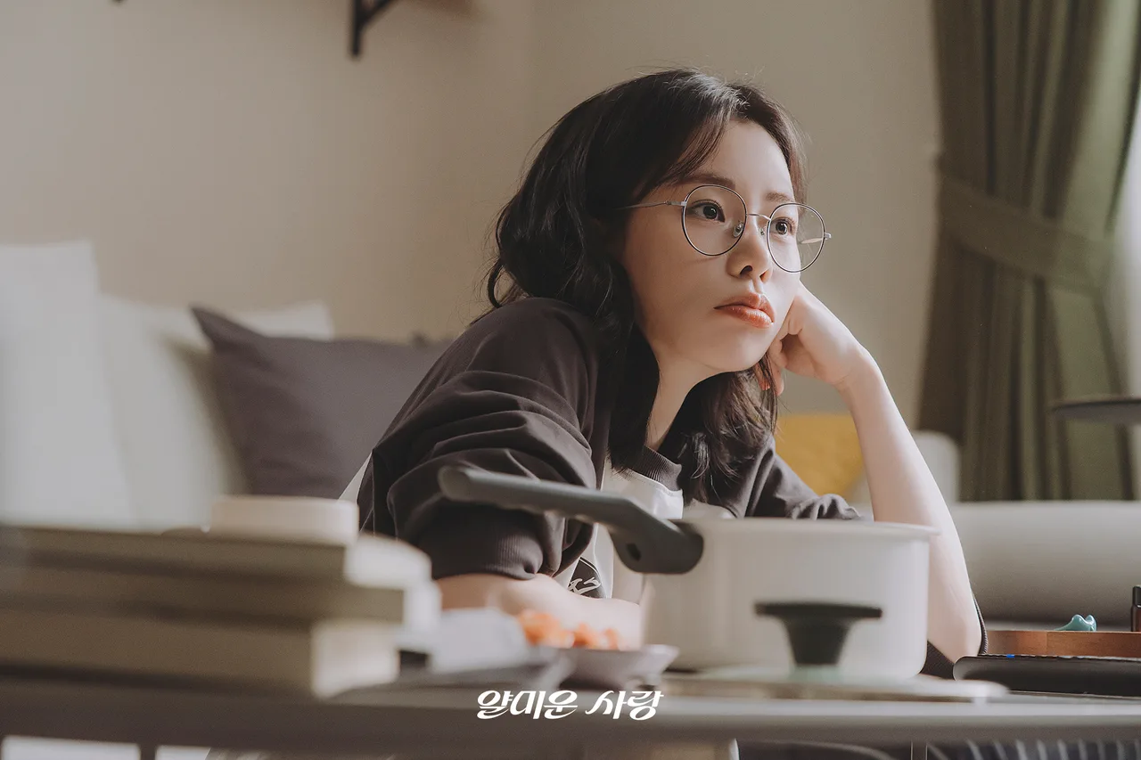lim ji yeon trong phim hàn nice to not meet you elle
