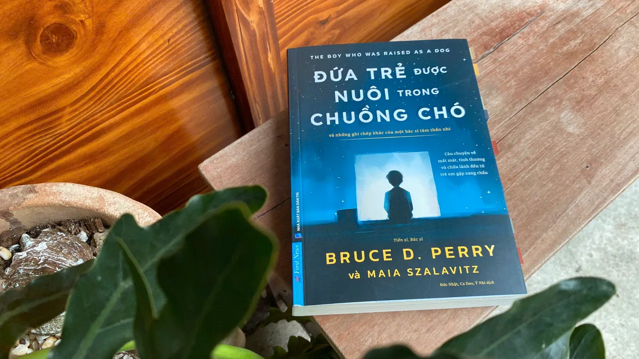 "Đứa trẻ được nuôi trong chuồng chó" (tên gốc: The Boy Who Was Raised as a Dog) là sách của Tiến sĩ, Bác sĩ tâm thần nhi Bruce D. Perry và nhà báo Maia Szalavitz.