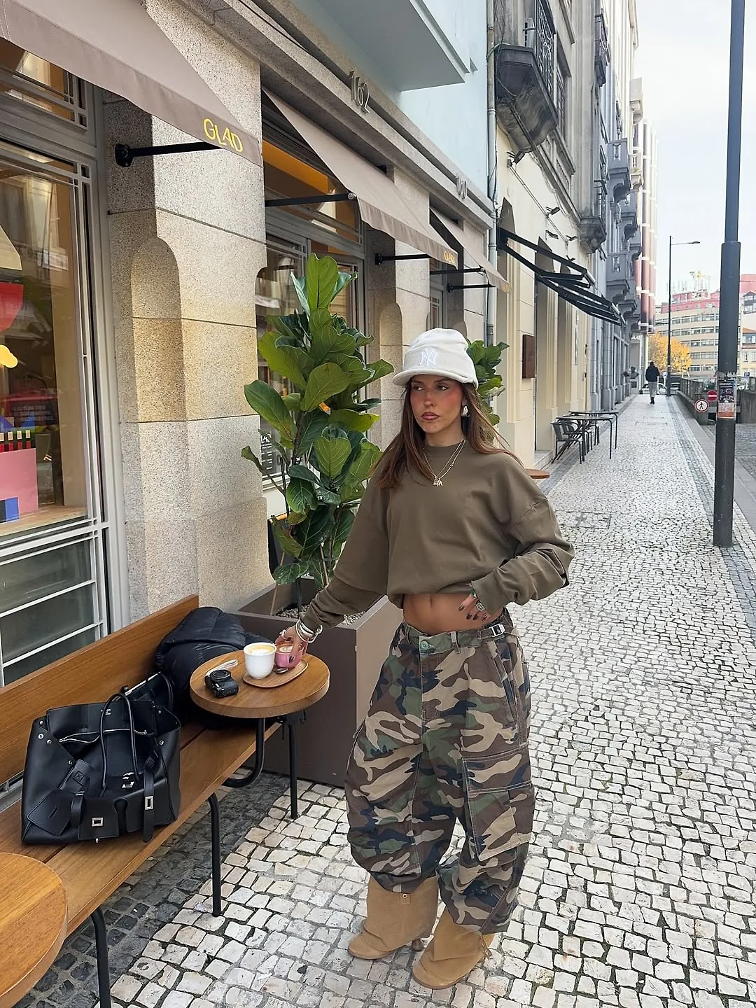 Bản phối quần túi hộp họa tiết camouflage đi cùng giày boots đế thô, khẳng định phong thái tự tin giữa lòng phố thị.