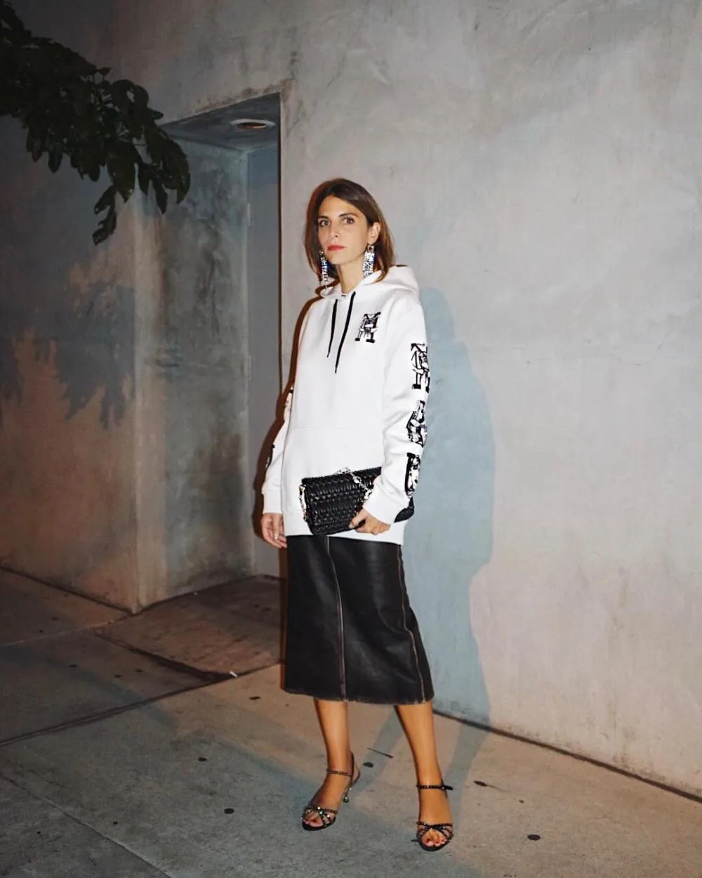 chân váy dài phối cùng áo hoodie trắng