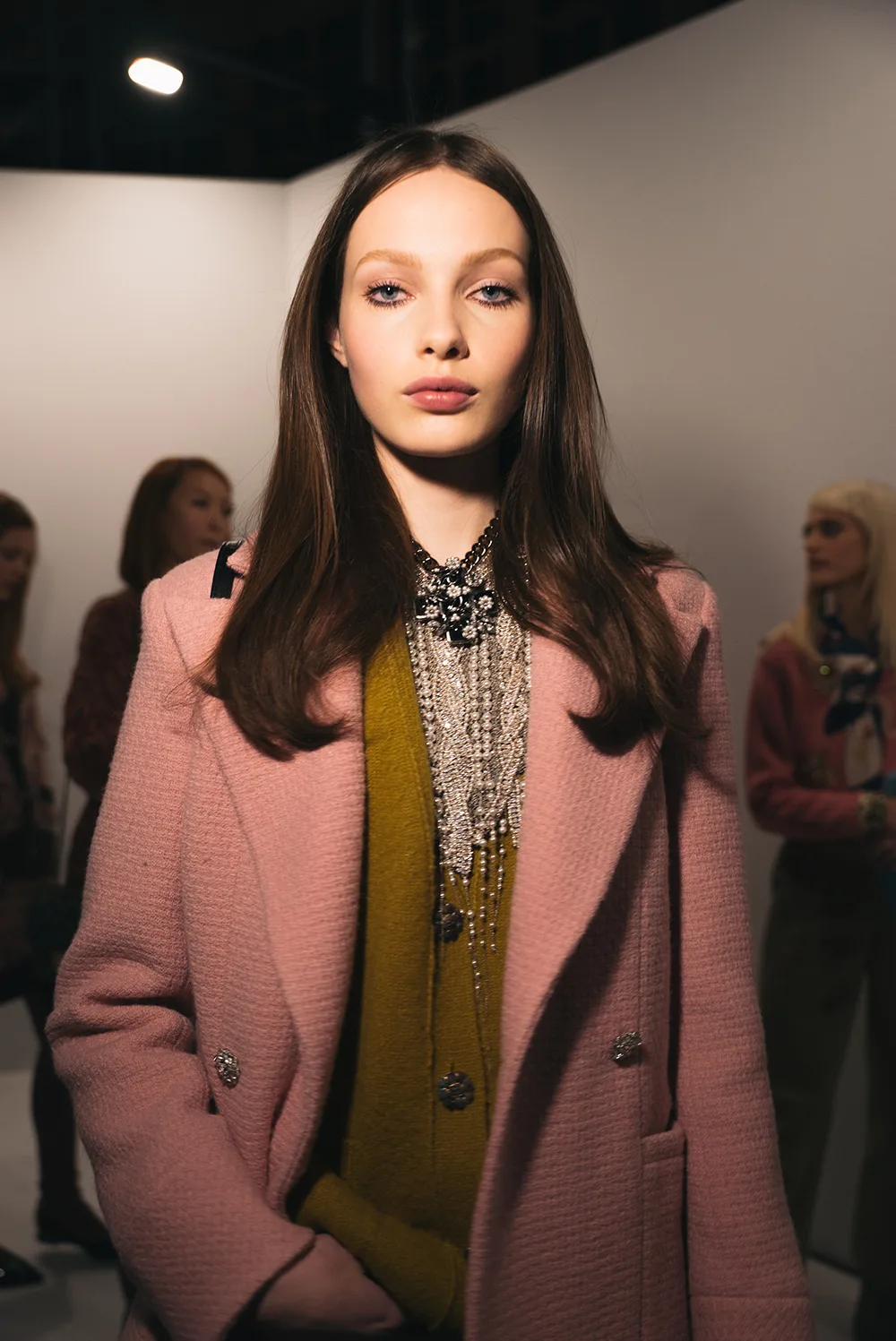 Kiểu tóc bồng bềnh đầy ấn tượng tại Chanel Fall-Winter 2022 Ready-to-Wear. Kiểu tóc bồng bềnh đầy ấn tượng tại Chanel Fall-Winter 2022 Ready-to-Wear.