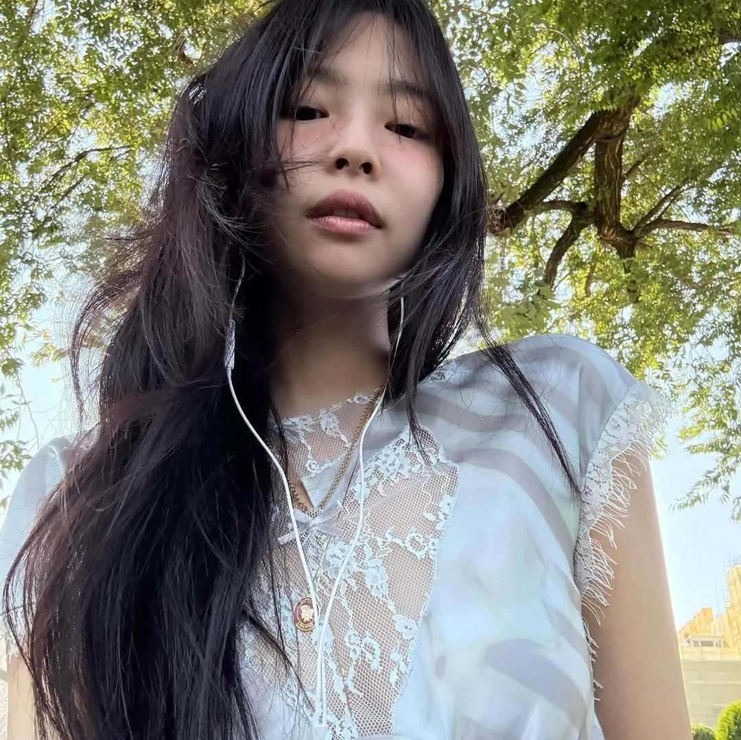 Jennie (BLACKPINK) khơi gợi phong cách mùa Hè châu Âu