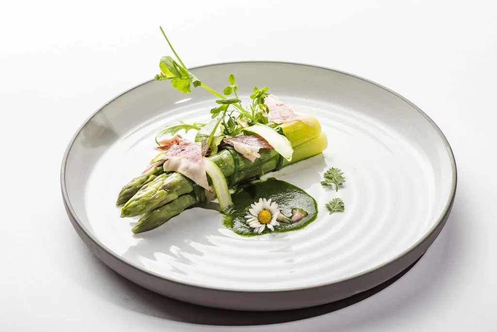 Bếp trưởng trẻ nhất tại Pháp đạt sao Michelin 3