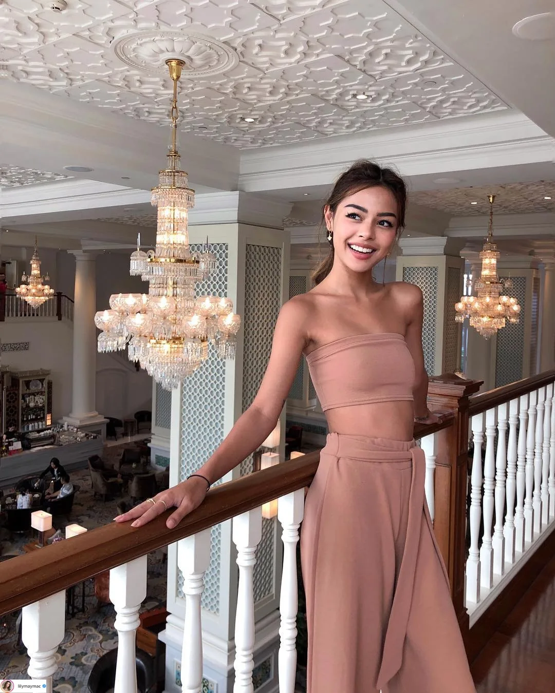 Lily Maymac áo lửng và chân váy