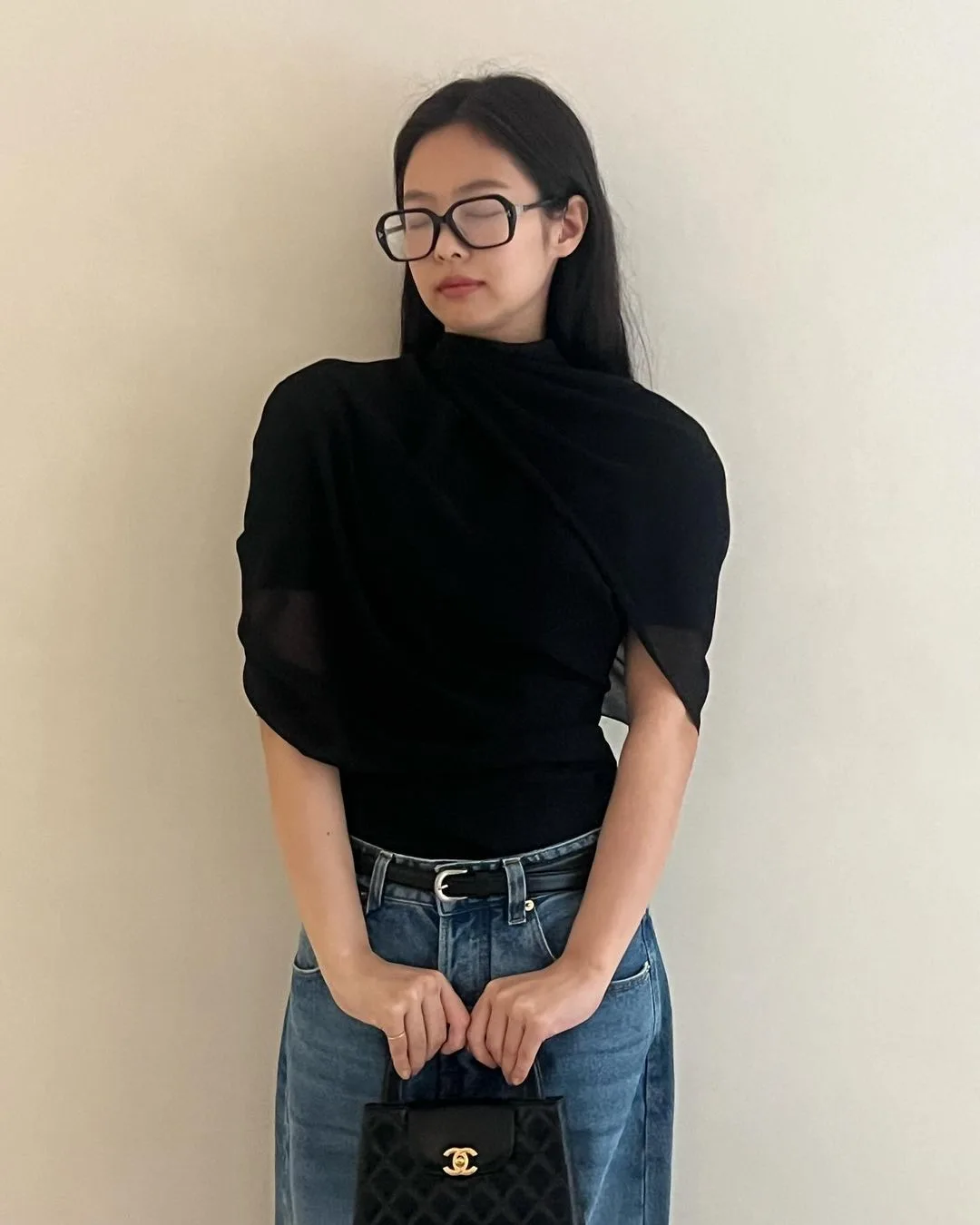 jennie diện thắt lưng đen