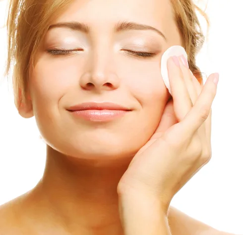 Dùng toner sau khi rửa mặt để cân bằng độ pH cho da.