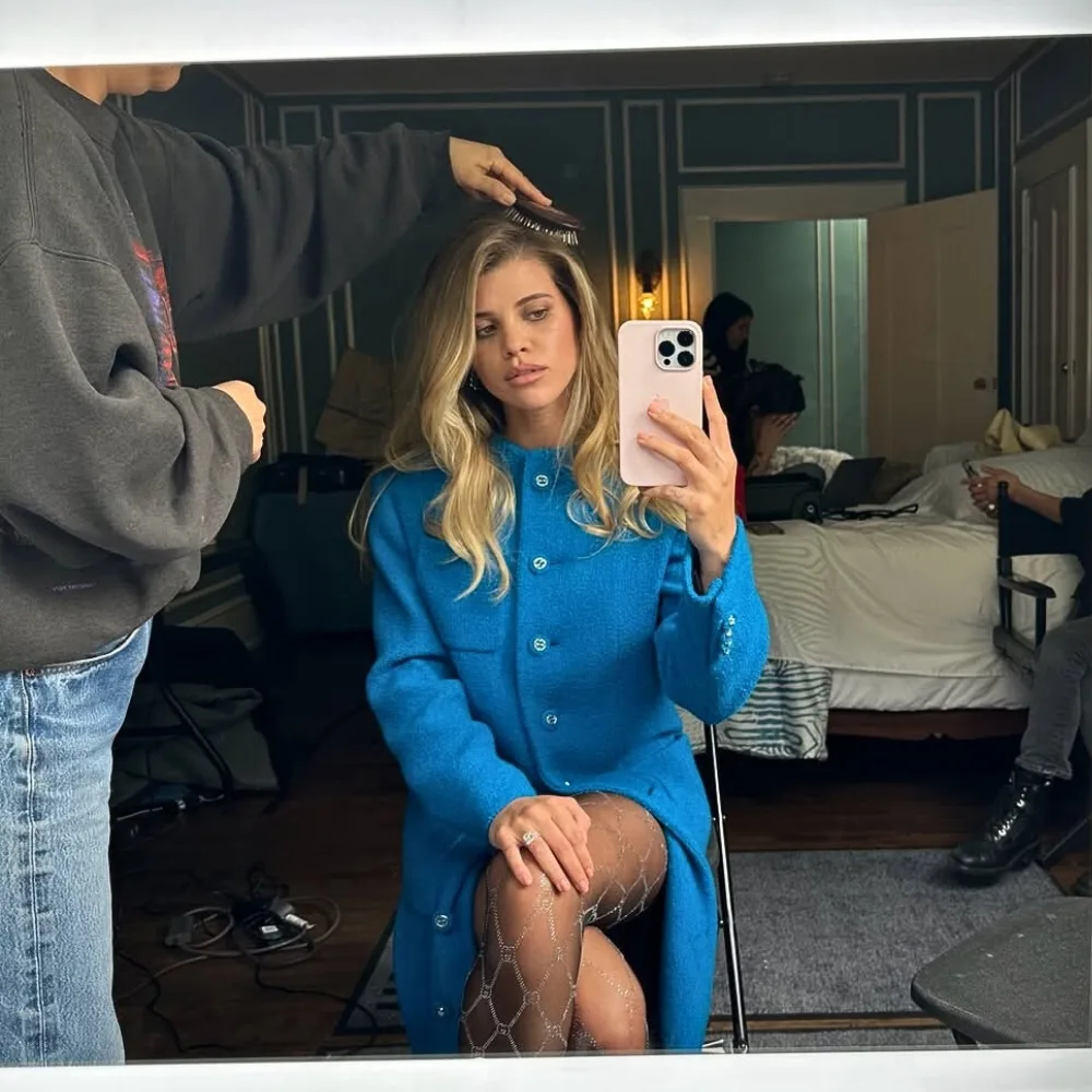 Sofia Richie ngồi tạo kiểu tóc trước gương