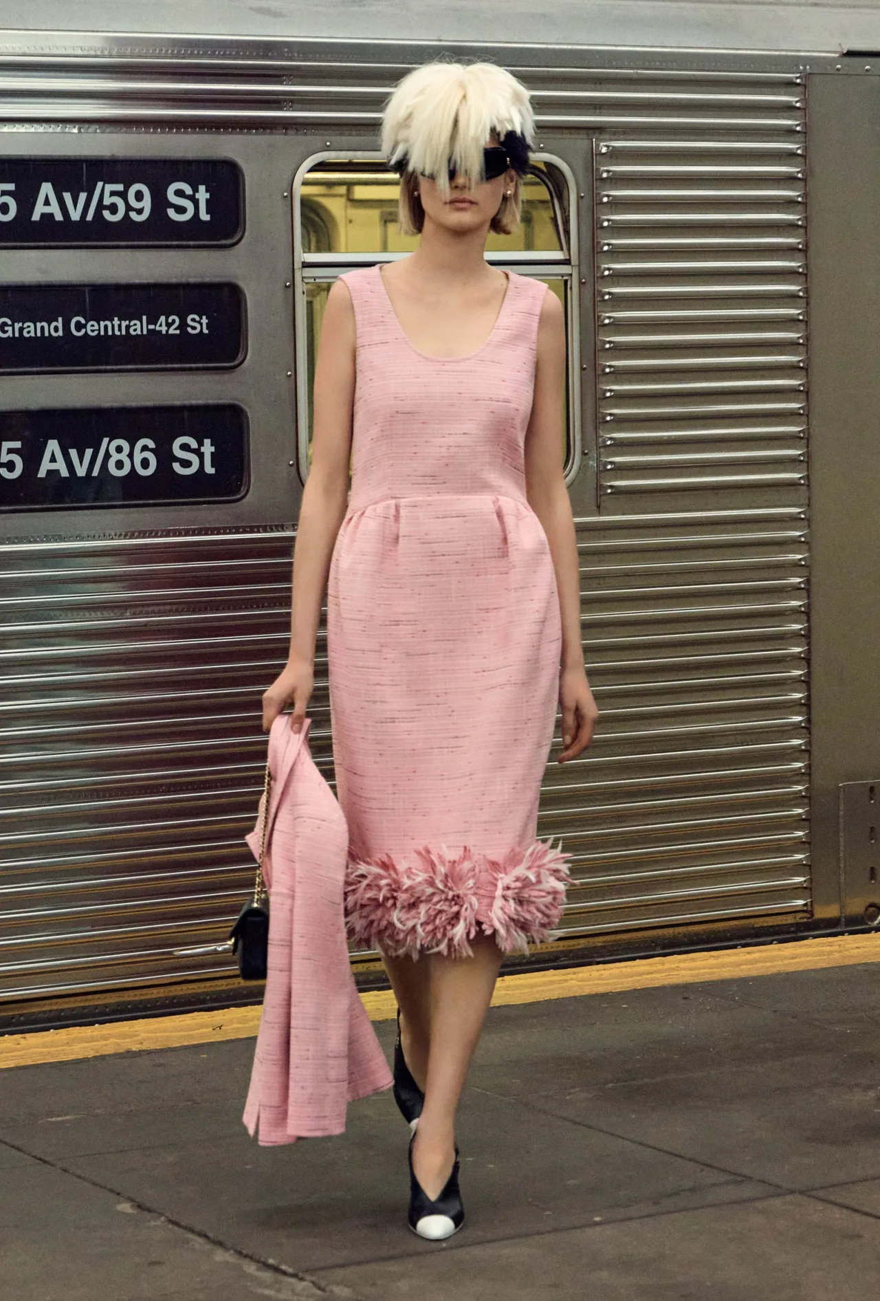 đầm hồng tua rua tại Chanel Métiers d’Art 2025/2026