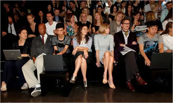 Ảnh: Blogger Bryanboy (thứ 3 từ trái sang) và Tommy Ton (thứ 1 từ phía bên phải) ngồi front row Dolce & Gabbana 2009 cùng các tên tuổi lớn của thời trang như Anna Wintour và Suzy Menkes (Ảnh: Dennis Velle)
