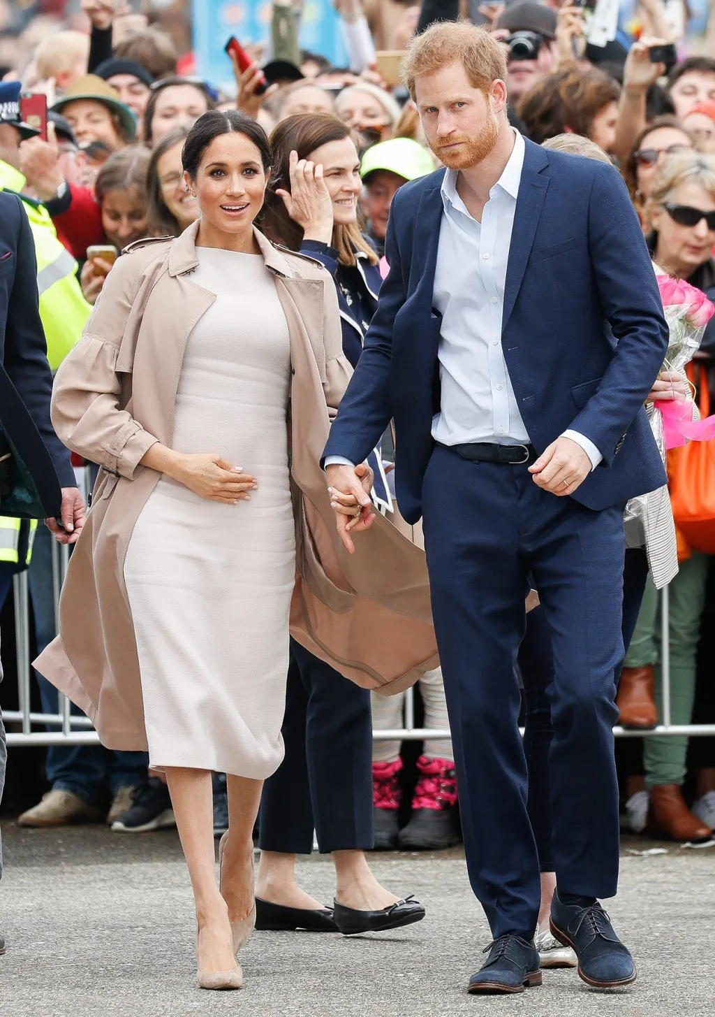 meghan mặc áo khoác trench coat burberry màu be
