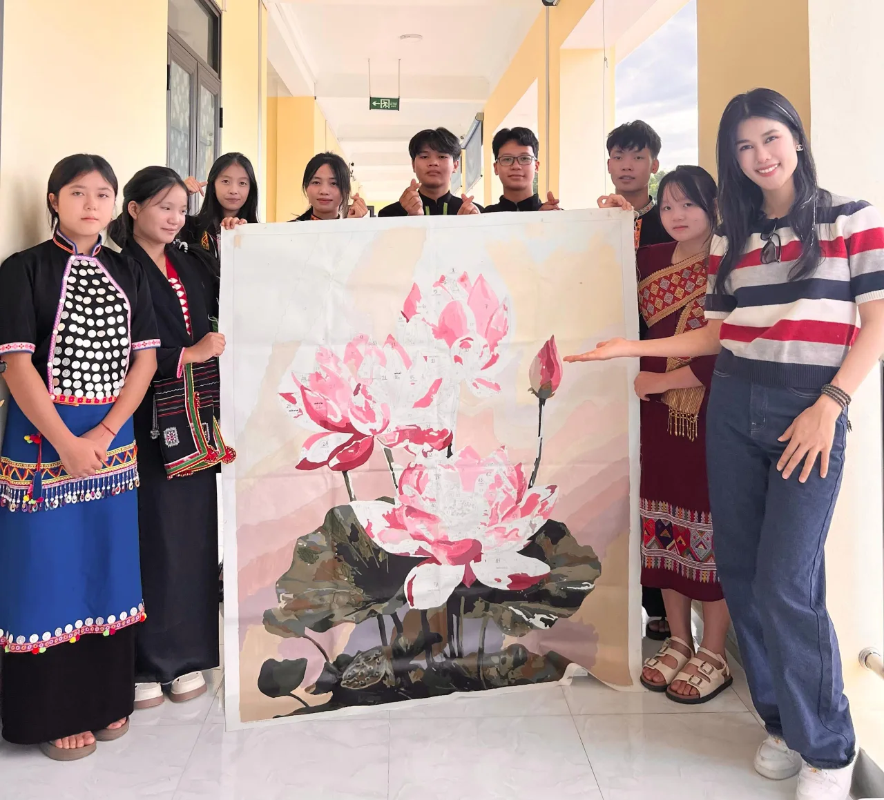 Phúc Anh hoàn thành bức tranh hoa sen trong dự án “54 dân tộc Việt Nam”