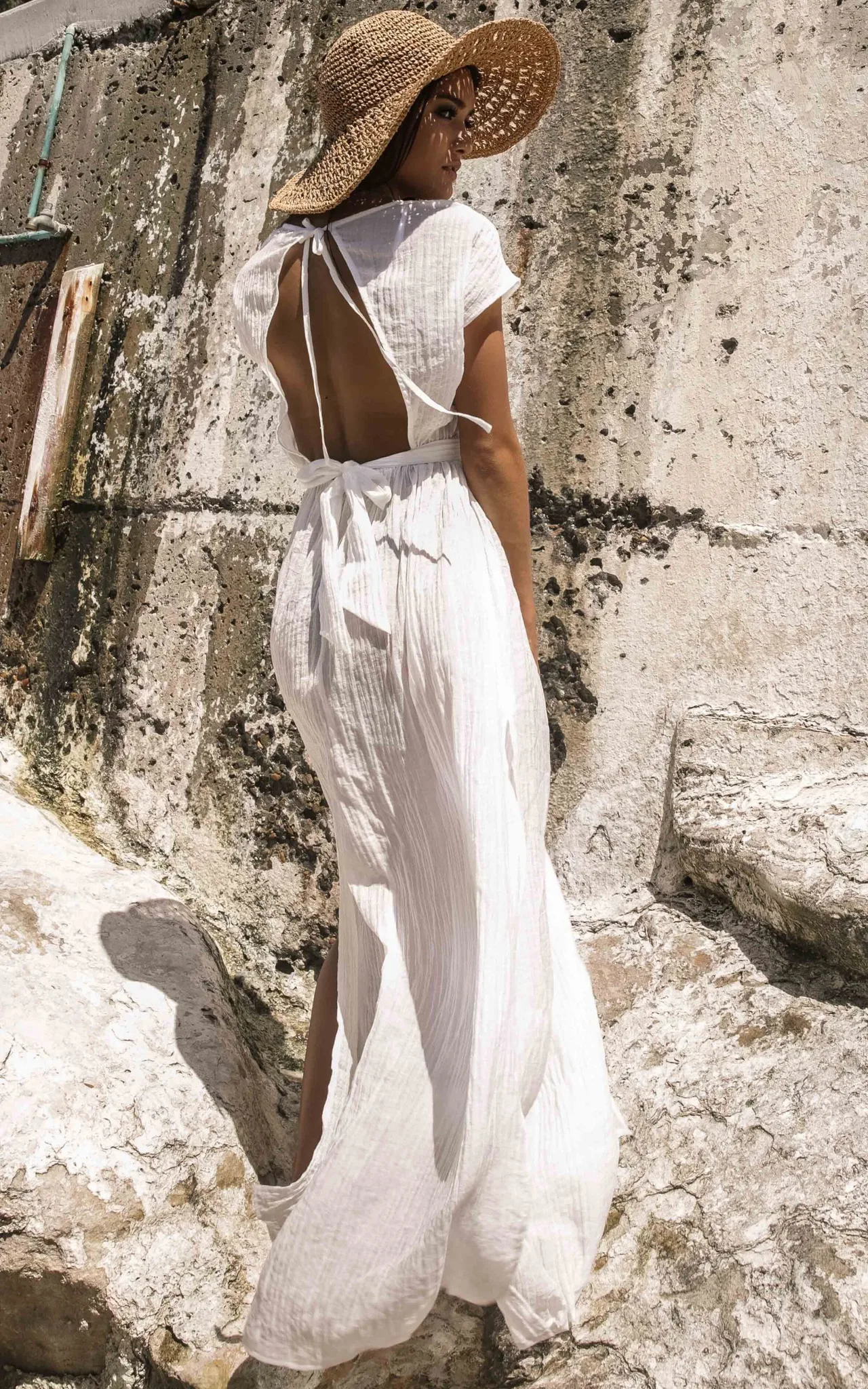váy đi biển cut-out màu trắng