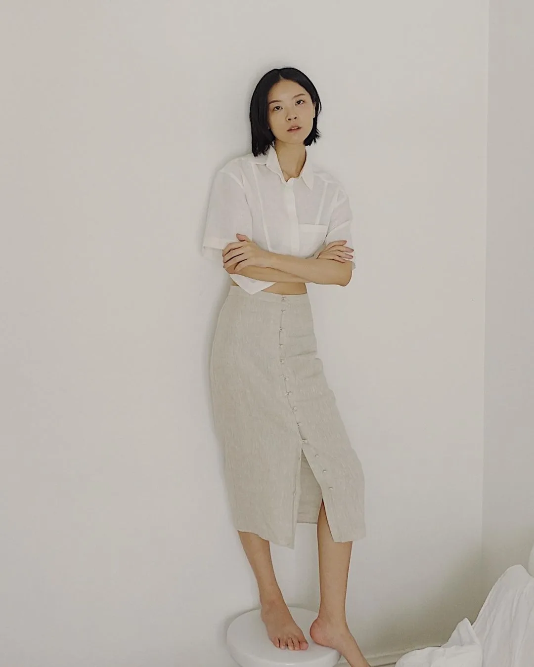 áo sơ mi crop top ngắn tay phối chân váy xẻ tà