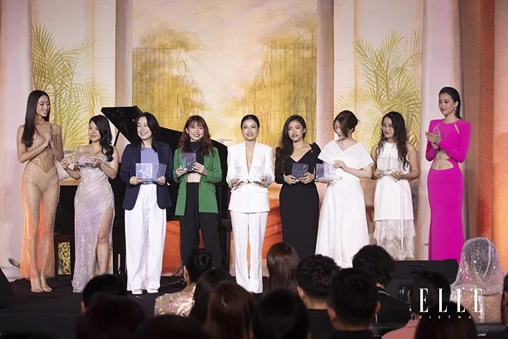 Đại diện các nhãn hàng lên bục nhận giải thưởng tại ELLE