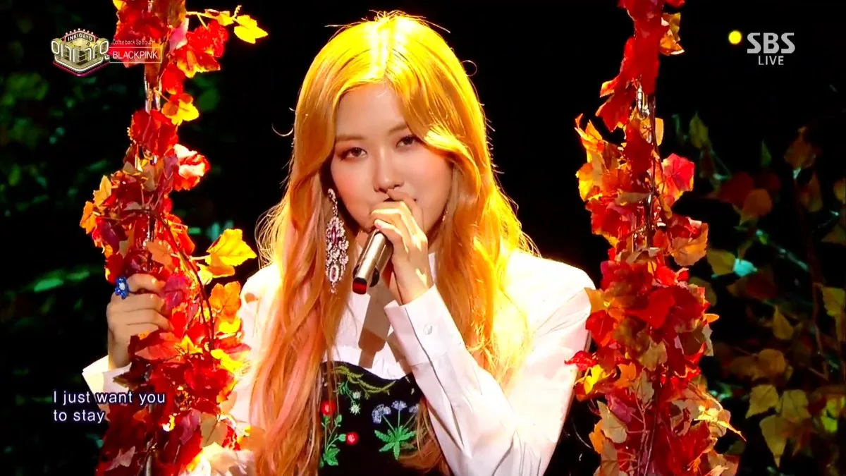 rosé ngồi trên ghế