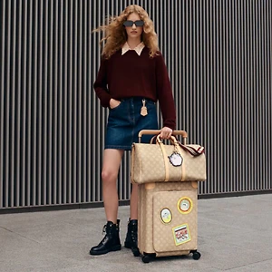 Louis Vuitton du hành cùng nàng thơ mèo của Grace Coddington