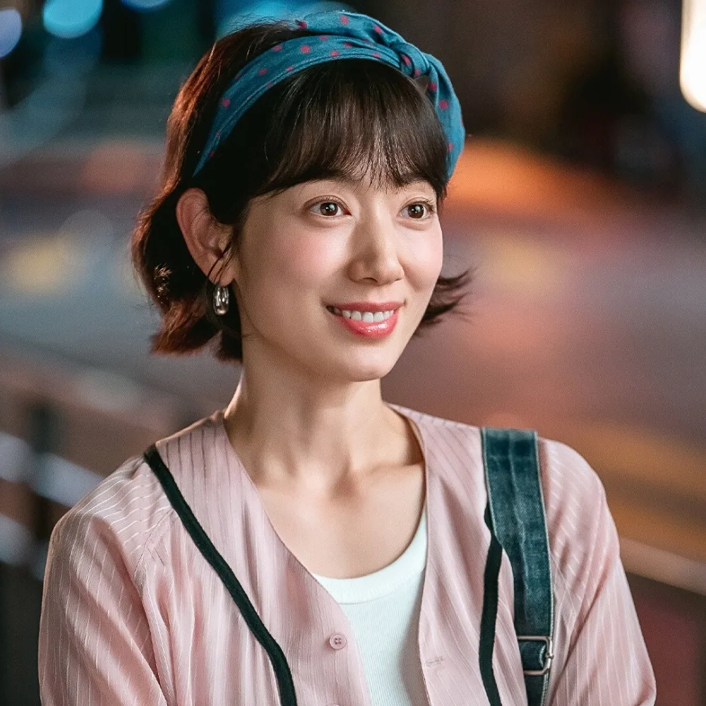 Nữ diễn viên đeo khăn buộc tóc chấm bi