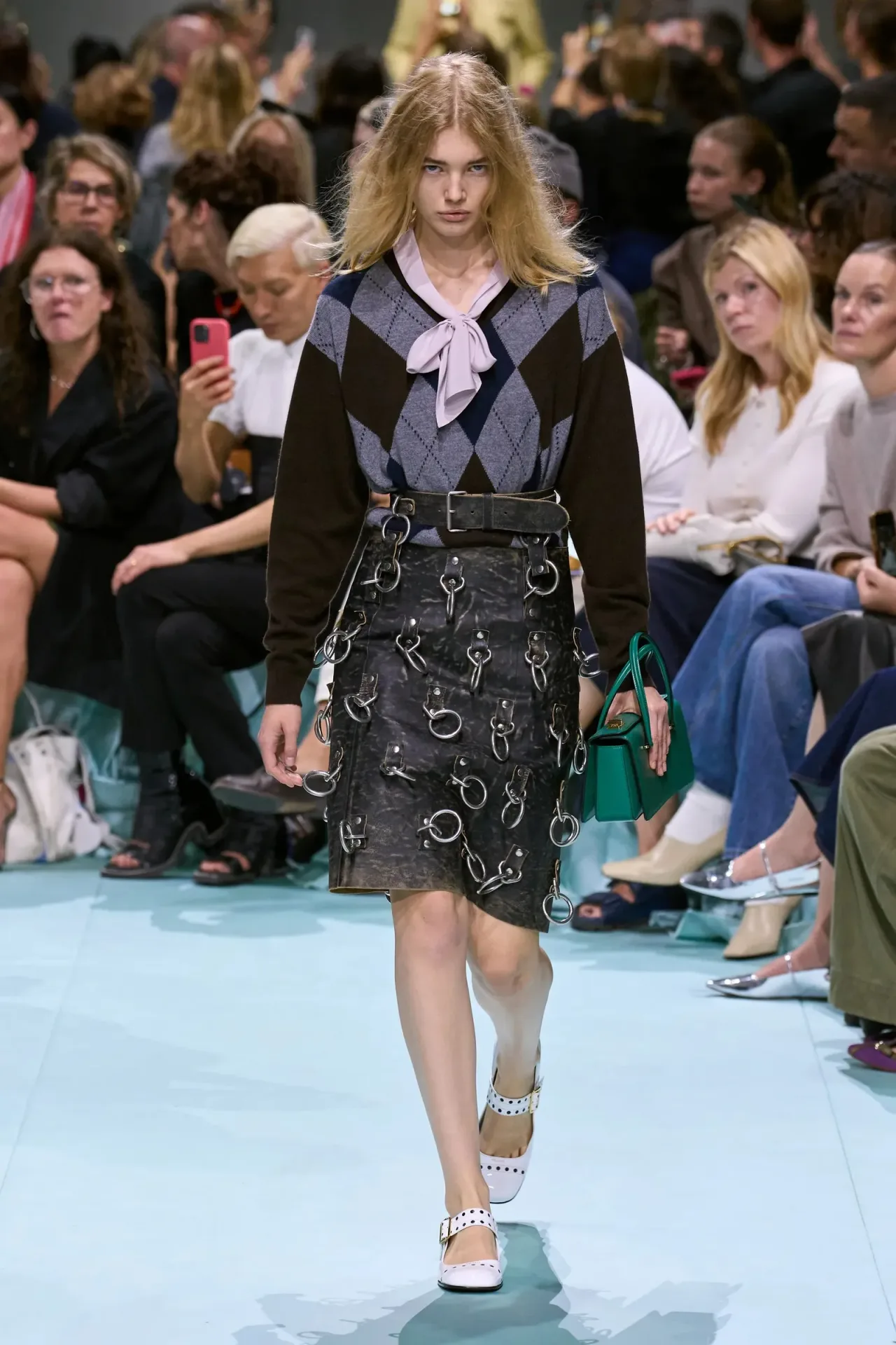 prada xuân-hè 2025 chân váy bút chì