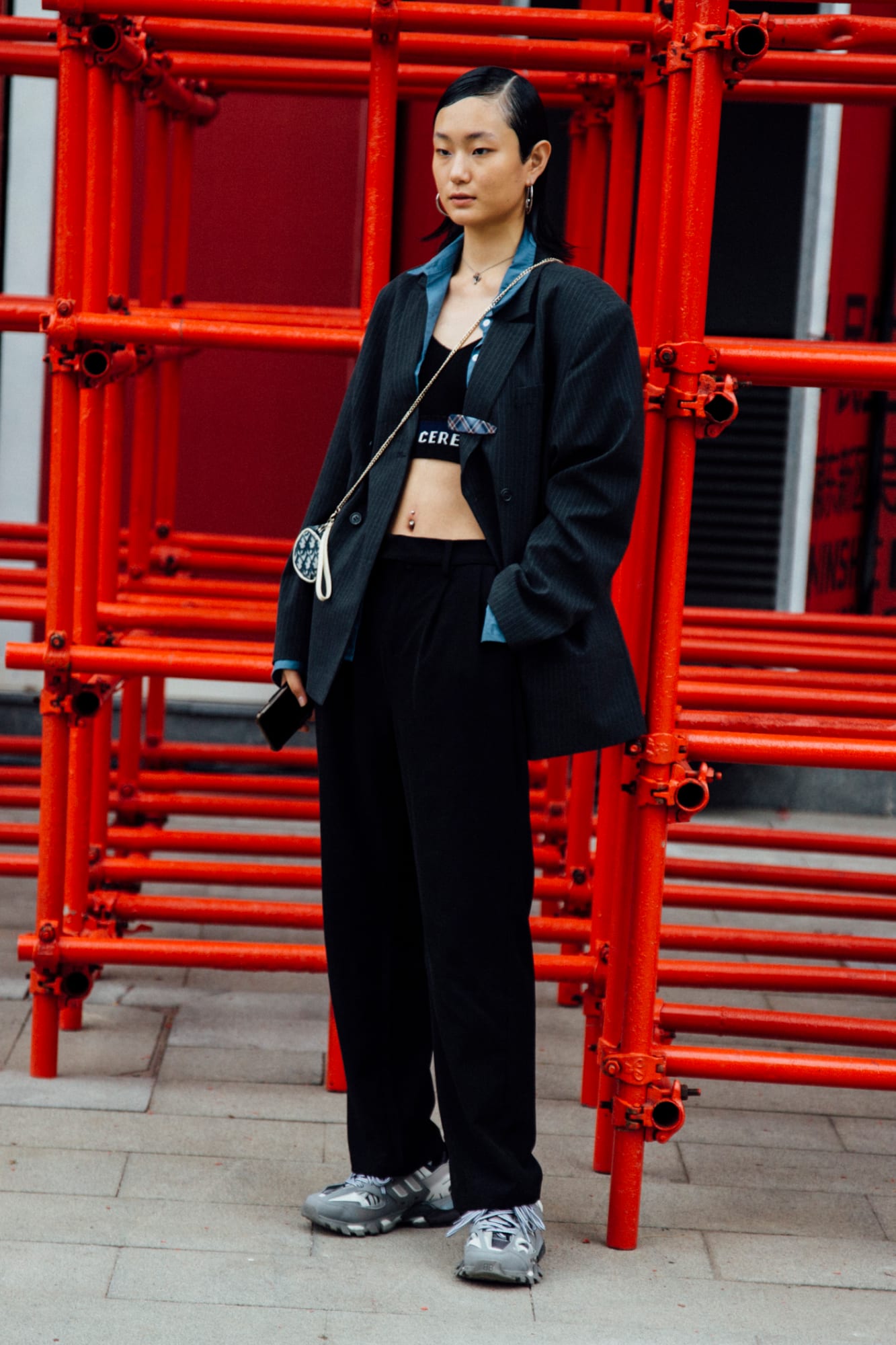 Áo croptop phối cùng quần ống rộng.