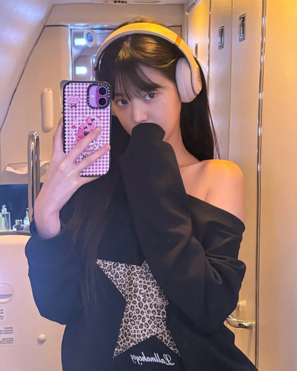 Khoảnh khắc selfie trong nhà với lớp trang điểm nhẹ, mái tóc dài buông xõa và tông màu da tự nhiên.