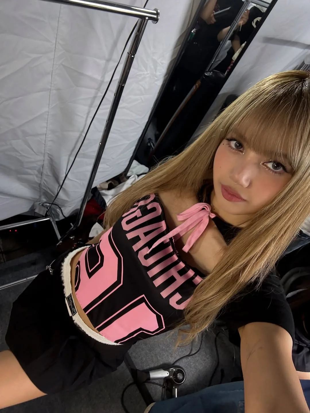 Lisa phối merch DEADLINE