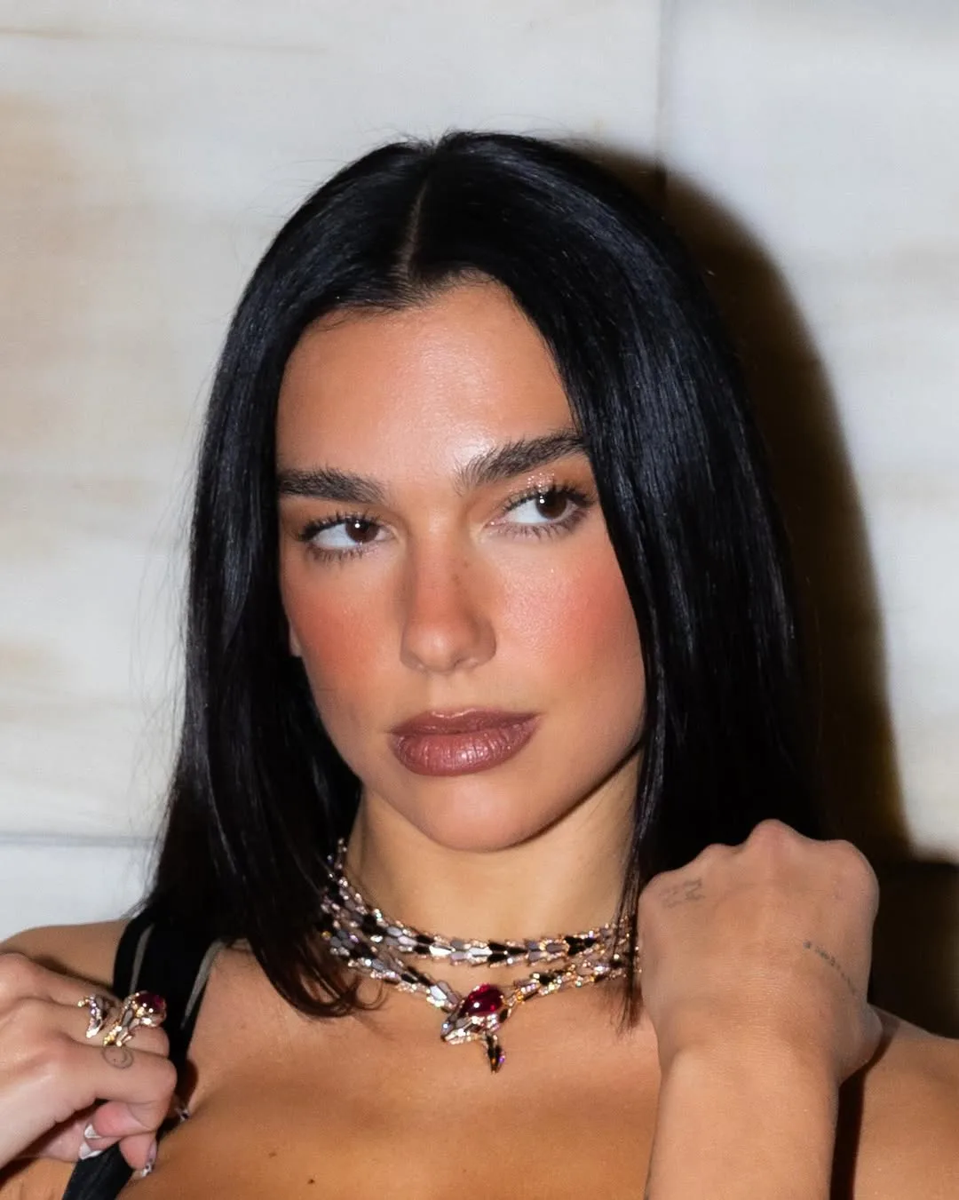 dua lipa diện trang sức timeless của Blugari
