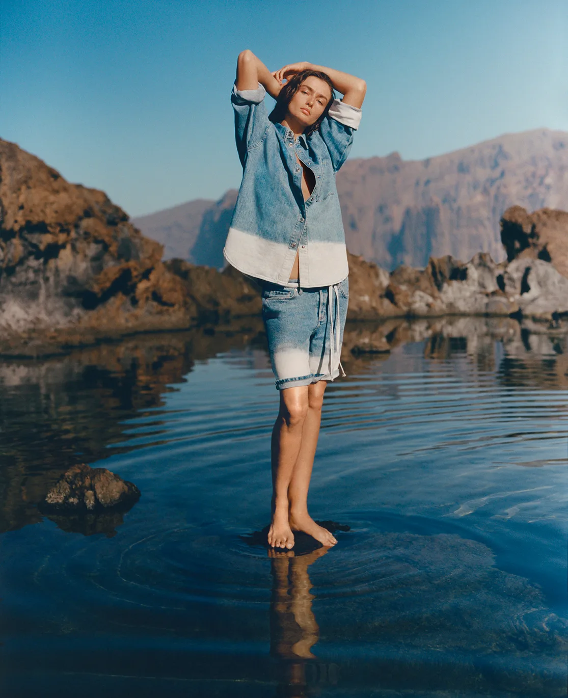 chân váy và áo trong BST Denim của Mango
